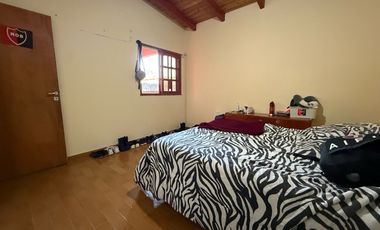 VENTA CASA DE PASILLO PLANTA ALTA 3 DORMITORIOS CON TERRAZA Y PARRILLERO