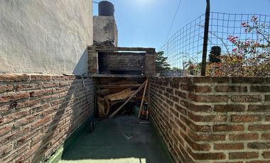 VENTA CASA DE PASILLO PLANTA ALTA 3 DORMITORIOS CON TERRAZA Y PARRILLERO