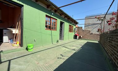 VENTA CASA DE PASILLO PLANTA ALTA 3 DORMITORIOS CON TERRAZA Y PARRILLERO