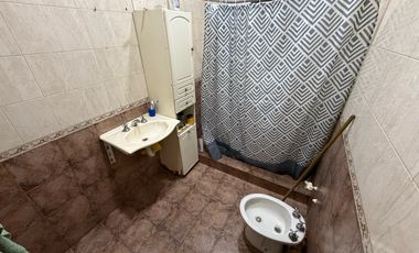 VENTA CASA DE PASILLO PLANTA ALTA 3 DORMITORIOS CON TERRAZA Y PARRILLERO