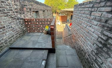 VENTA CASA DE PASILLO PLANTA ALTA 3 DORMITORIOS CON TERRAZA Y PARRILLERO