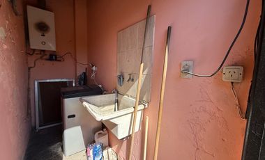 VENTA CASA DE PASILLO PLANTA ALTA 3 DORMITORIOS CON TERRAZA Y PARRILLERO