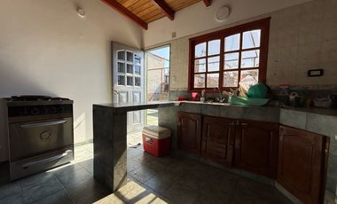 VENTA CASA DE PASILLO PLANTA ALTA 3 DORMITORIOS CON TERRAZA Y PARRILLERO