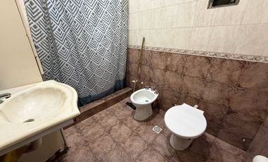 VENTA CASA DE PASILLO PLANTA ALTA 3 DORMITORIOS CON TERRAZA Y PARRILLERO