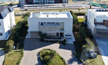 Casa en alquiler - Barrio Terralagos, Canning