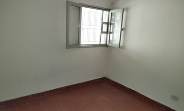 Casa al frente con patio