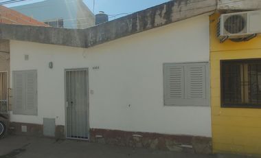 Casa al frente con patio