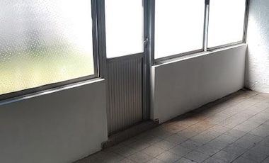 Casa al frente con patio