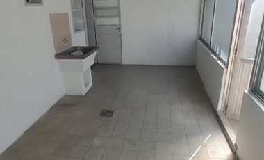 Casa al frente con patio