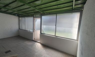 Casa al frente con patio