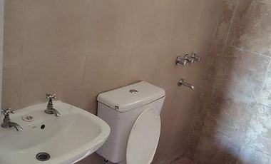 Casa al frente con patio