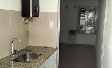 Casa al frente con patio