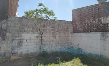 Casa al frente con patio