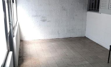 Casa al frente con patio