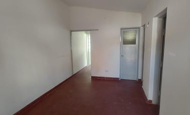 Casa al frente con patio