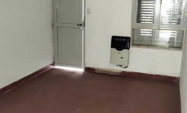 Casa al frente con patio