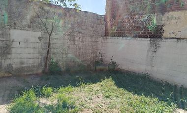 Casa al frente con patio