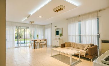 Casa 6 ambientes en Ranelagh con cochera y pileta
