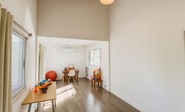 Casa 6 ambientes en Ranelagh con cochera y pileta