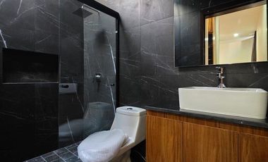 CASA EN VENTA DE 2 PLANTAS, 2 RECÁMARAS, 2.5 BAÑOS, COCHERA PARA 2 AUTOS