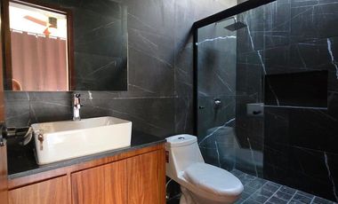 CASA EN VENTA DE 2 PLANTAS, 2 RECÁMARAS, 2.5 BAÑOS, COCHERA PARA 2 AUTOS