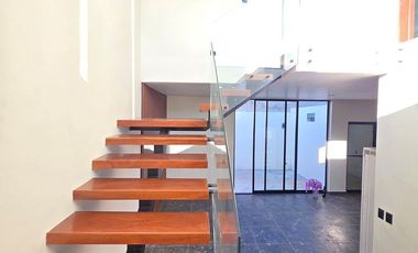 CASA EN VENTA DE 2 PLANTAS, 2 RECÁMARAS, 2.5 BAÑOS, COCHERA PARA 2 AUTOS
