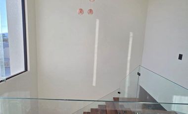 CASA EN VENTA DE 2 PLANTAS, 2 RECÁMARAS, 2.5 BAÑOS, COCHERA PARA 2 AUTOS