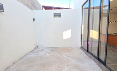 CASA EN VENTA DE 2 PLANTAS, 2 RECÁMARAS, 2.5 BAÑOS, COCHERA PARA 2 AUTOS