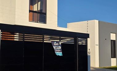 CASA EN VENTA DE 2 PLANTAS, 2 RECÁMARAS, 2.5 BAÑOS, COCHERA PARA 2 AUTOS