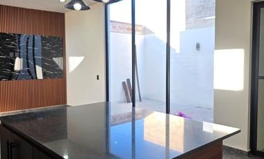 CASA EN VENTA DE 2 PLANTAS, 2 RECÁMARAS, 2.5 BAÑOS, COCHERA PARA 2 AUTOS