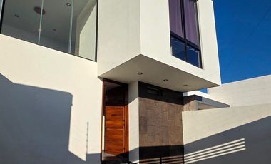 CASA EN VENTA DE 2 PLANTAS, 2 RECÁMARAS, 2.5 BAÑOS, COCHERA PARA 2 AUTOS