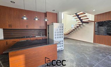 CASA EN VENTA DE 2 PLANTAS, 2 RECÁMARAS, 2.5 BAÑOS, COCHERA PARA 2 AUTOS