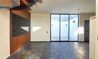 CASA EN VENTA DE 2 PLANTAS, 2 RECÁMARAS, 2.5 BAÑOS, COCHERA PARA 2 AUTOS