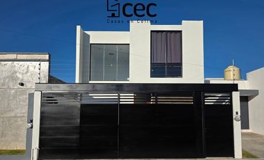 CASA EN VENTA DE 2 PLANTAS, 2 RECÁMARAS, 2.5 BAÑOS, COCHERA PARA 2 AUTOS