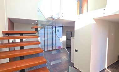 CASA EN VENTA DE 2 PLANTAS, 2 RECÁMARAS, 2.5 BAÑOS, COCHERA PARA 2 AUTOS