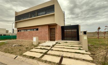 Casa en Docta Boulevard 2 dormitorios 2 baños patio seguridad