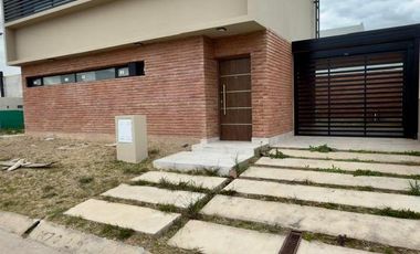 Casa en Docta Boulevard 2 dormitorios 2 baños patio seguridad