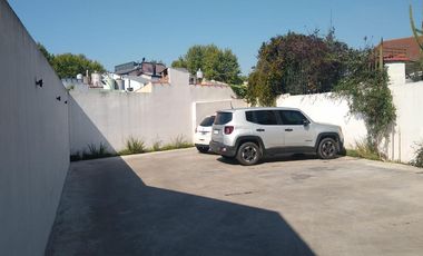 Excelente departamento de 2 ambientes al contrafrente con cochera descubierta. Temperley E.