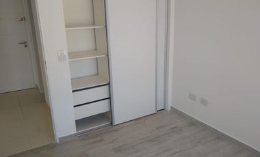 Excelente departamento de 2 ambientes al contrafrente con cochera descubierta. Temperley E.