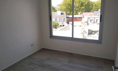 Excelente departamento de 2 ambientes al contrafrente con cochera descubierta. Temperley E.