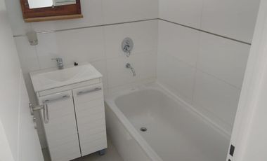 Excelente departamento de 2 ambientes al contrafrente con cochera descubierta. Temperley E.