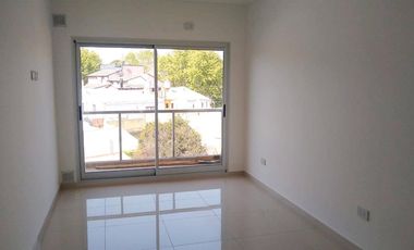 Excelente departamento de 2 ambientes al contrafrente con cochera descubierta. Temperley E.