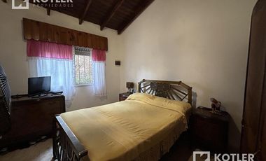 Casa en buen estado de 4 amb. c/fondo libre y cochera, Temperley Este