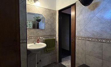 Casa en buen estado de 4 amb. c/fondo libre y cochera, Temperley Este