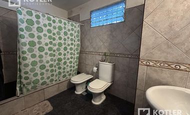 Casa en buen estado de 4 amb. c/fondo libre y cochera, Temperley Este