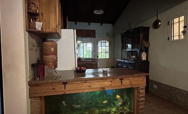 Casa en buen estado de 4 amb. c/fondo libre y cochera, Temperley Este