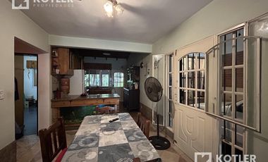 Casa en buen estado de 4 amb. c/fondo libre y cochera, Temperley Este