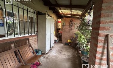 Casa en buen estado de 4 amb. c/fondo libre y cochera, Temperley Este