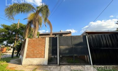 Casa en buen estado de 4 amb. c/fondo libre y cochera, Temperley Este