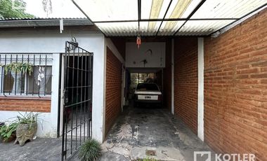 Casa en buen estado de 4 amb. c/fondo libre y cochera, Temperley Este